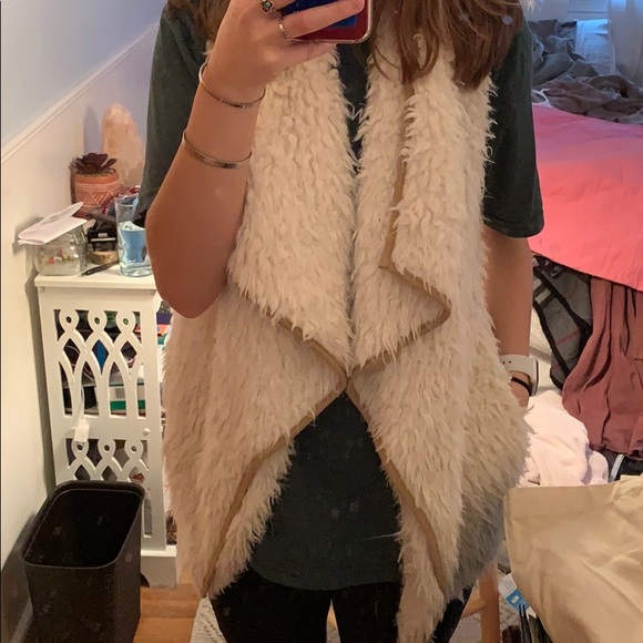 White fluffy vest - Picture 5 of 5